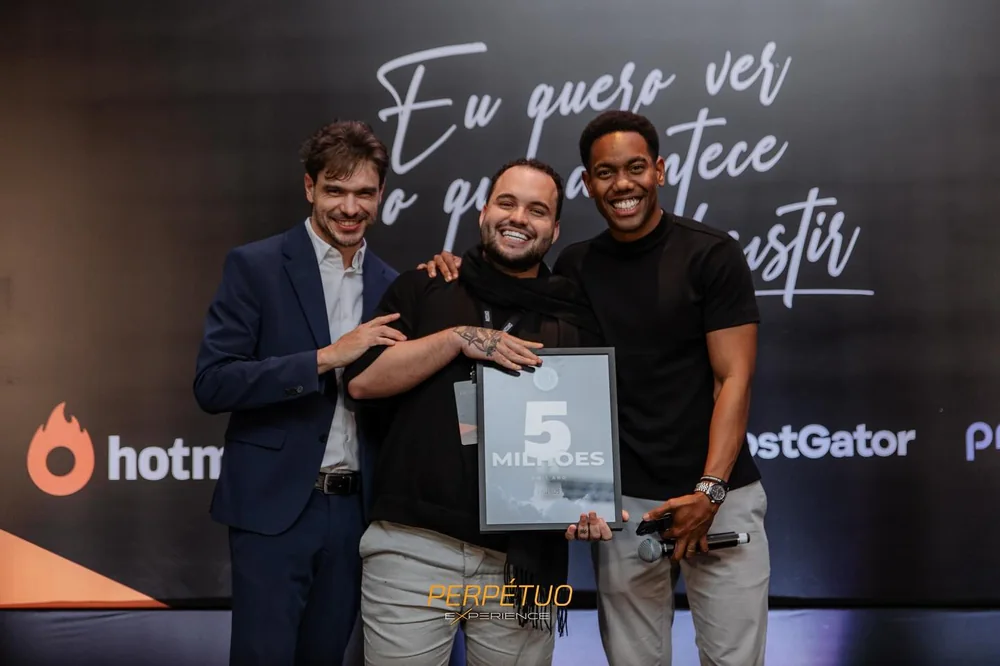 Carlos Weber recebendo a placa de 5 milhões em 1 ano no Perpétuo Experience